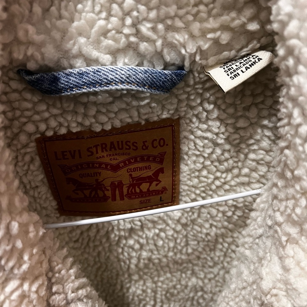 Levi's Light Blue Denim Jacket with Cream Sherpa Lining - Picture 2 of 3